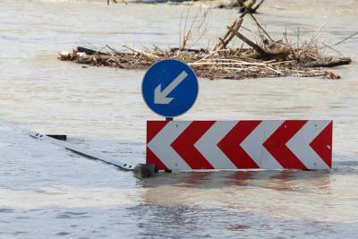 «Готовьте лодки»: новгородцы делятся кадрами затопленных улиц и подъездов