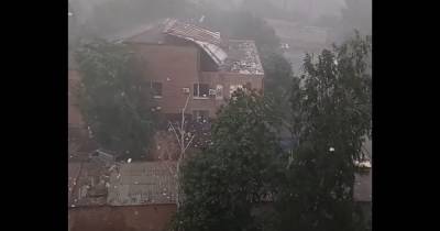 Документы разлетелись по городу: в Первомайске ураган сорвал крышу со здания суда (фото, видео)