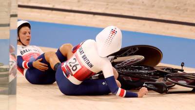 Британские велосипедистки столкнулись друг с другом, празднуя победу на ОИ в Токио