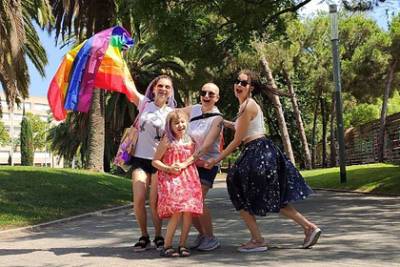 Россию покинули участницы проекта сети магазинов «ВкусВилл» про ЛГБТ-семью