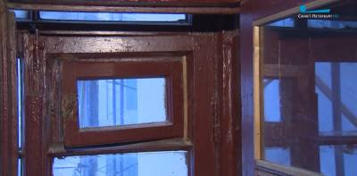 В доходном дом в Басковом переулке пытаются спасти исторические окна от замены на пластик
