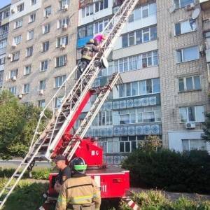 В Бердянске женщина выпала с девятого этажа и застряла на подоконнике: ее передали медикам. Фото