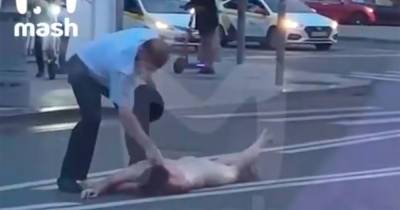 Голый мужчина напал на полицейского в центре Москвы