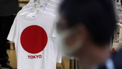 Британия ужесточает правила въезда, в Японии прививают студентов