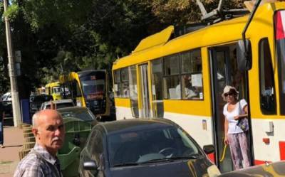 Туристы парализовали движение общественного транспорта в Одессе: кадры безобразия