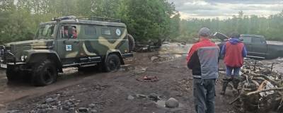 На Камчатке спасли туристов из заглохшего несколько дней назад в реке автомобиля