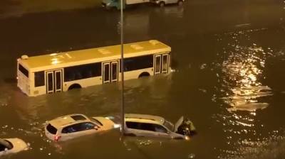 Мощный потоп в Петербурге глазами местных жителей