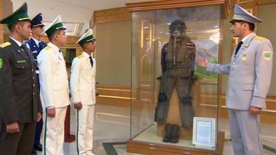 Летная форма Бердымухамедова в музее. В Туркменистан поставят еще четыре реактивных штурмовика