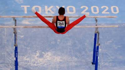 Китайский гимнаст Цзоу завоевал золото ОИ на брусьях, Белявский — пятый