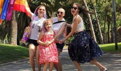 ЛГБТ-семья, снявшаяся в рекламе «ВкусВилл», покинула страну