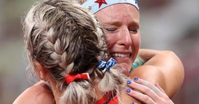 До слез: фаворитка Олимпиады в прыжках с шестом сломала шест и не вышла в финал
