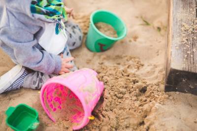 В Роспотребнадзоре рассказали, какими заболеваниями грозят детям игры в песочнице