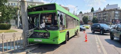Появились новые подробности аварии с въехавшим в столб в Воронеже пассажирским автобусом