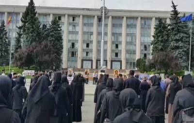 В Молдавии противники вакцинации устроили в центре Кишинева молебен