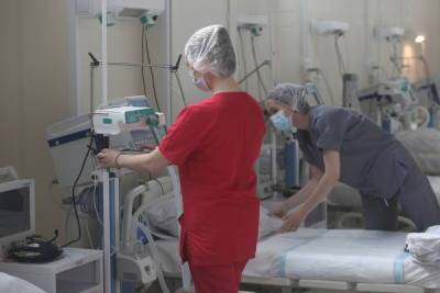Около 400 пациентов с коронавирусом ежедневно госпитализируют в Петербурге