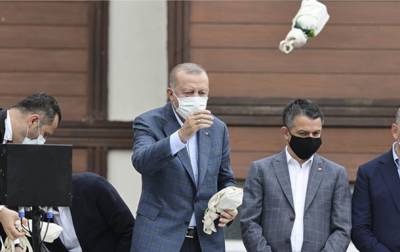 Эрдоган забросал погорельцев чаем: в Сети появились мемы