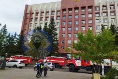 Пожарные расчёты выехали на Чайковского, 8, в Чите из-за короткого замыкания и задымления
