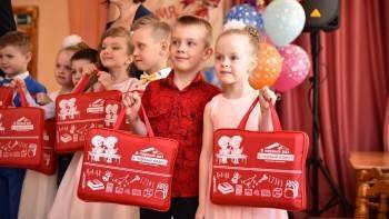 Вологодским первоклассникам уже вручили более 15 тысяч подарочных наборов к школе