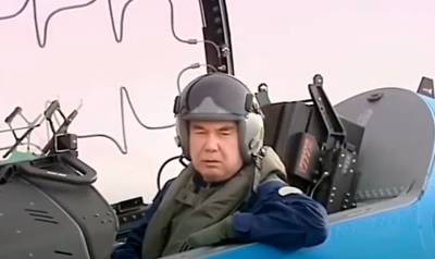 Глава Туркмении испытал истребитель, после чего сдал форму летчика в музей
