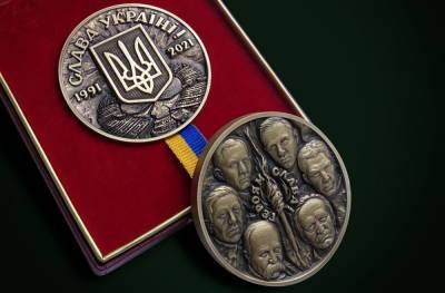 «Тризуб, сокрушающий СССР». Украина выпускает медаль с Шевченко и...