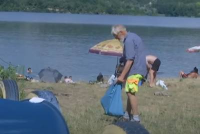 Иностранец не стерпел бардака на украинском пляже и принялся за уборку: собирает мусор каждое утро