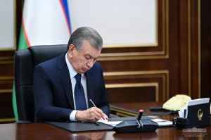 Лидер Узбекистана подписал закон об обязательной вакцинации сотрудников