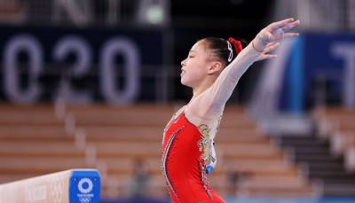 16-летняя китаянка Гуань Чэньчэнь выиграла золото Олимпиады в спортивной гимнастике на бревне