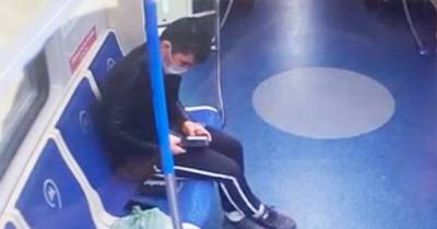 Мигрант подобрал в московском метро забытый кошелек и попал в полицию