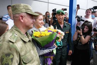 В Омске олимпийскую чемпионку Бацарашкину встретили с военным оркестром