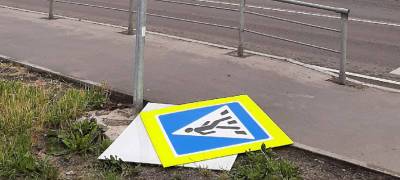 На окраине Петрозаводска ветер сорвал дорожный знак (ФОТОФАКТ)