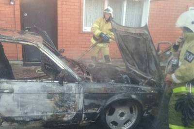 Во дворе частного дома на Кубани сгорел BMW