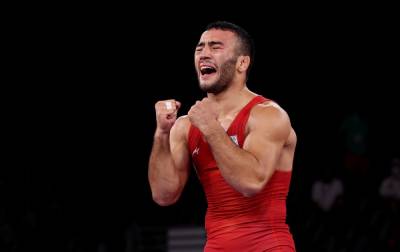Вырвал победу у соперника: борец Парвиз Насибов вышел в финал Олимпиады
