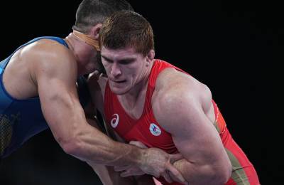 Борец Евлоев принес России 13-е золото в Токио