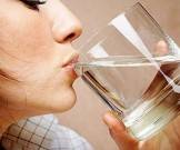 Медики предупредили, что пить слишком много воды опасно для организма