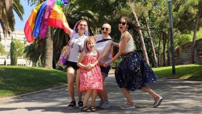 Снявшаяся в рекламе "ВкусВилла" ЛГБТ-семья уехала из России