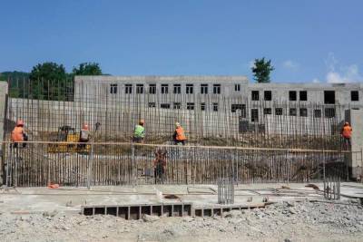 Строящаяся школа в микрорайоне Мамайка Сочи готова на 60%