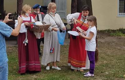 Обладательницей самой длинной косы на конкурсе в Торжке Тверской области стала 9-летняя девочка