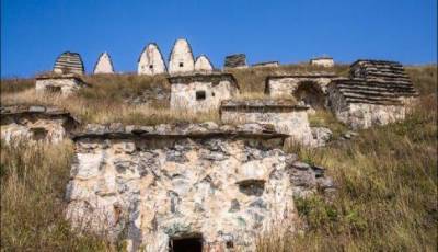 В Северной Осетии туристку заподозрили в осквернении «Города мертвых»