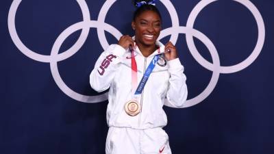Симона Байлз вернулась на Олимпиаду и получила бронзу в упражнениях на бревне