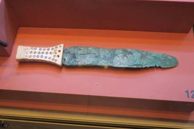 В Казахстане археологи нашли «хвостатый» нож бронзового века