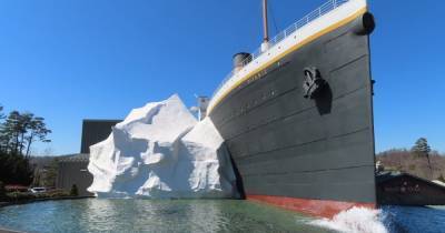Постигла судьба оригинала. В музее "Титаника" в США рухнул макет айсберга, пострадали люди