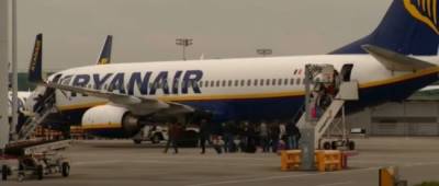 «Помахал нам средним пальцем и улетел»: самолет Ryanair снова вылетел без части пассажиров из Польши