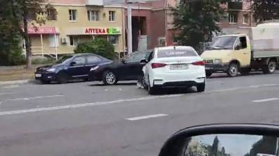 BMW попал в аварию с такси в Воронеже