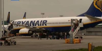 "Помахал нам средним пальцем и улетел": самолет Ryanair снова вылетел без пассажиров из Польши