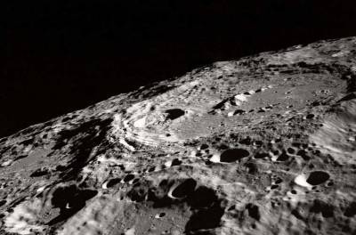 NASA: В тенях от неровностей на Луне может скрываться лёд