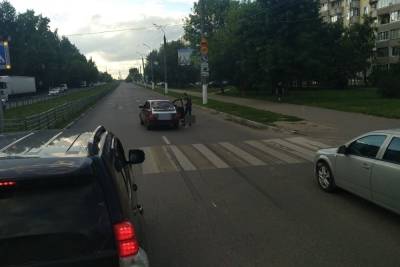 Тверской водитель проскочил между машинами и сбил на переходе девушку
