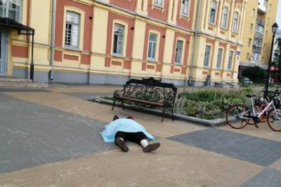 Соцсети: тело мужчины три часа пролежало на площади Лядова