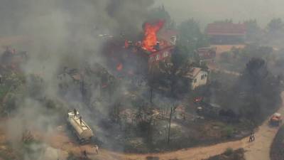 Пожары бушуют в нескольких европейских странах, под ударом стихии столицы Греции и Израиля