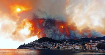 "Приближается к домам": в Греции объявили эвакуацию из-за бушующих пожаров (видео)