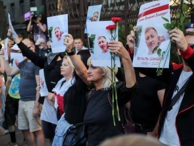 "Не забудем, не простим!" Под посольством Беларуси в Киеве прошла акция памяти погибшего активиста Шишова